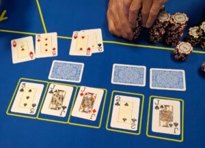 Un 50/50 classique. Le flop donne un full à la faire de 2, puis, à la river, un full supérieur avec le 3